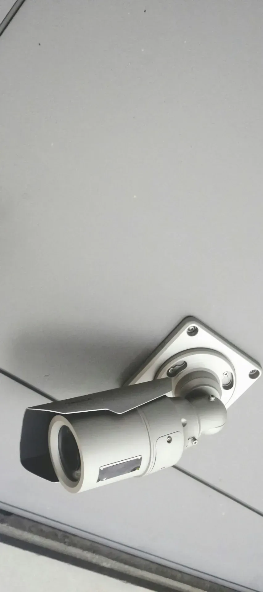 a security camera mounted to the ceiling of a building