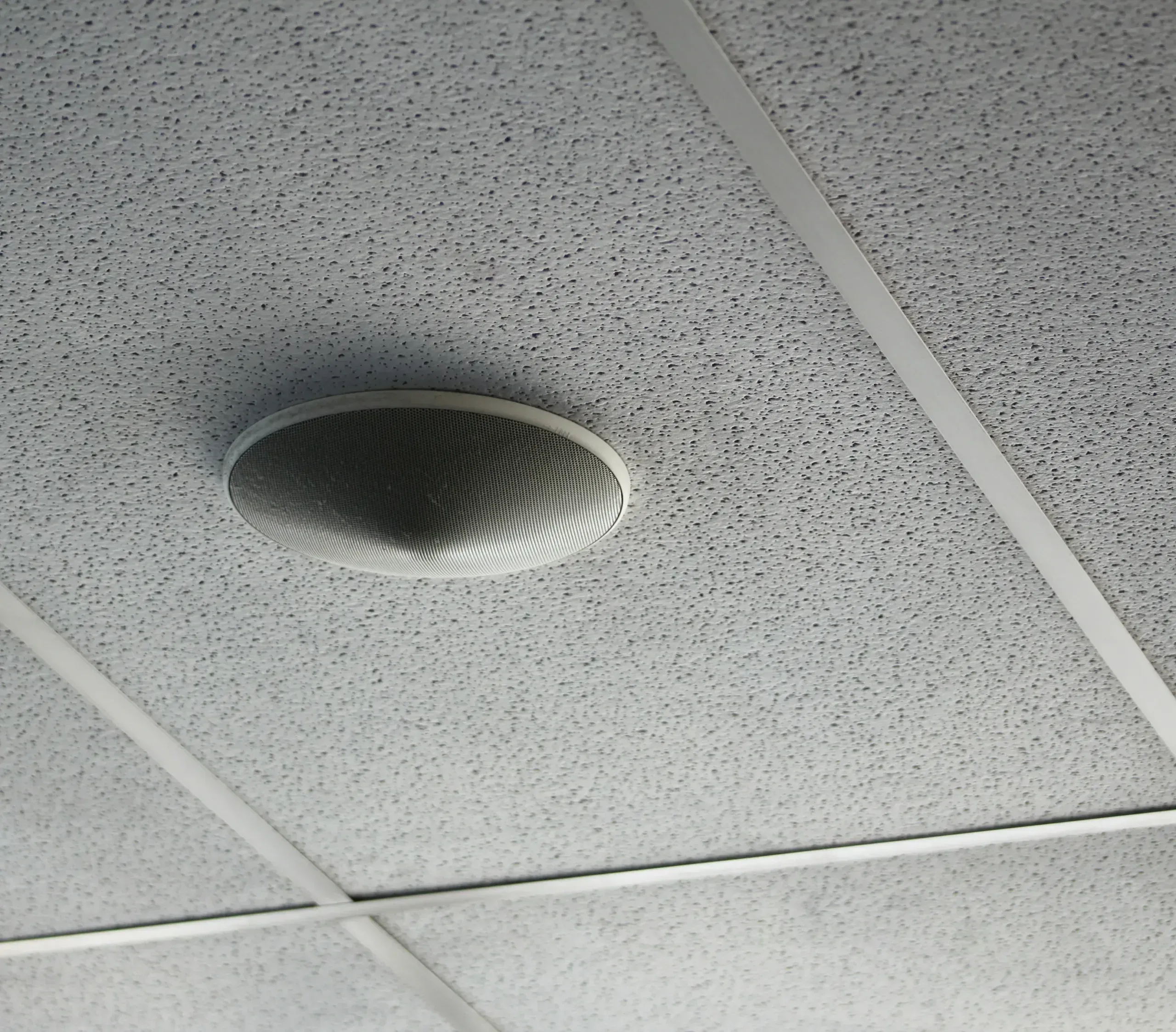Recessed ceiling loudspeaker in a suspended tile ceiling